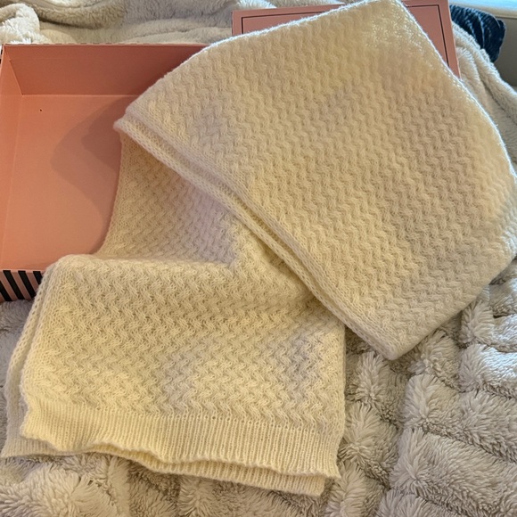 New Juicy Couture Ivory Knit Beanie and Scarf Set - Picture 3 of 4